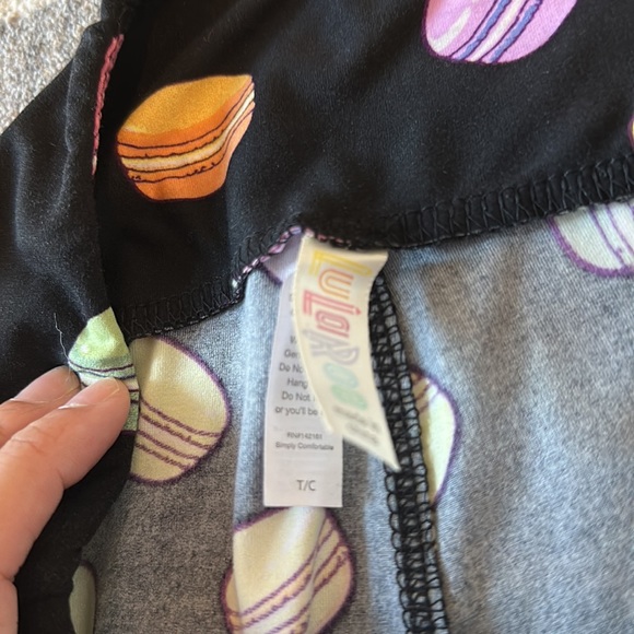 🎀🆕🦄 Lularoe TC Tall and Curvy Black Macaroon print leggings - Picture 3 of 3